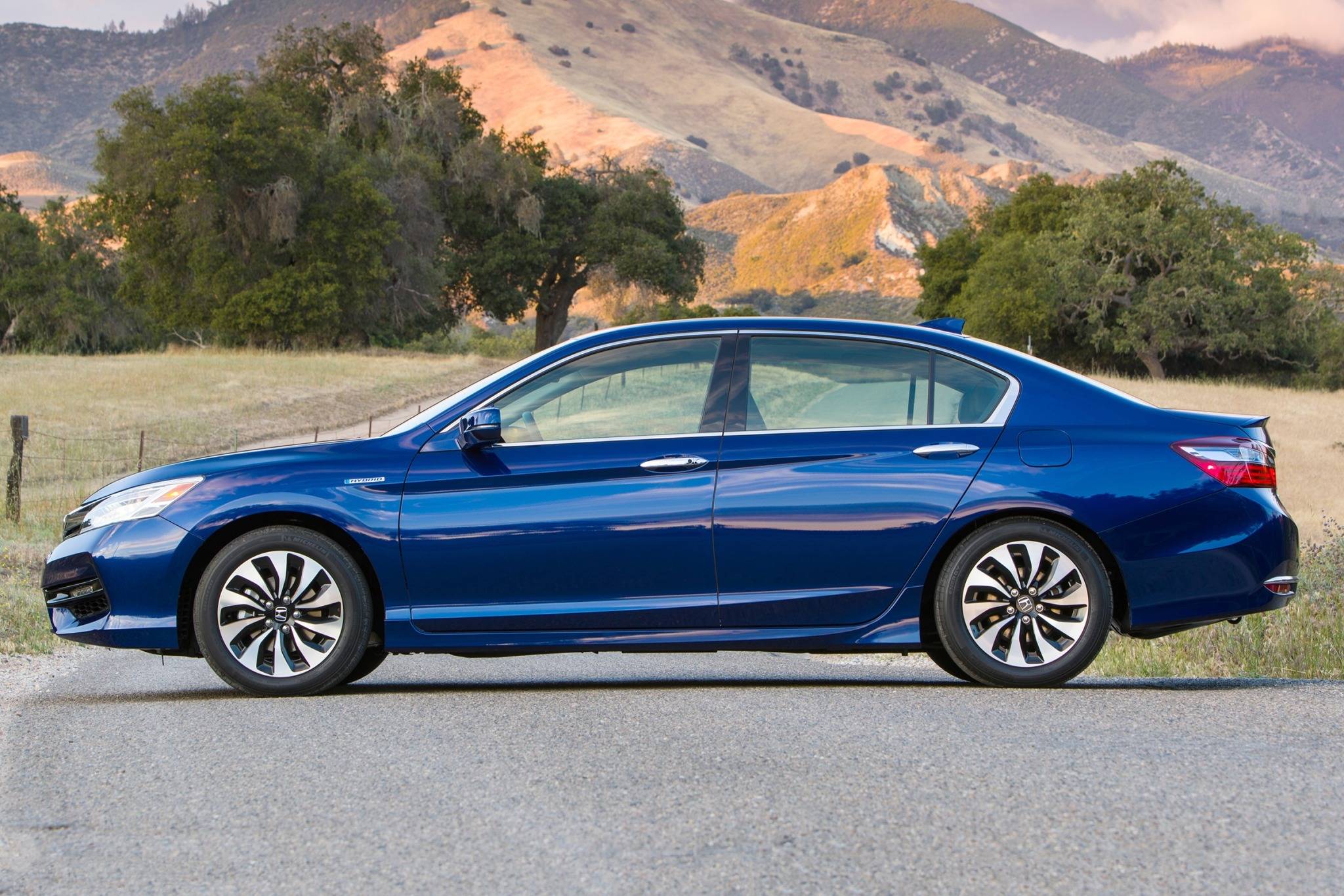 2017-honda-accord-hybrid-vins-configurations-msrp-specs-autodetective